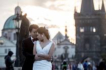 Asiaté při svatebních fotkách 21. září na Karlově mostě v Praze.
