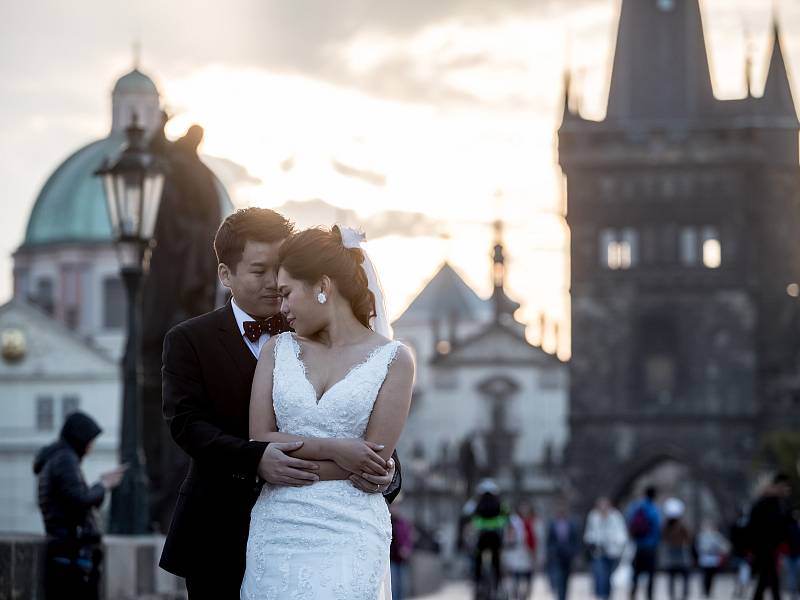 Asiaté při svatebních fotkách 21. září na Karlově mostě v Praze.