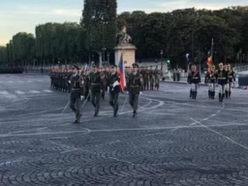 Zástupci Čestné stráže Armády ČR během nácviku slavnostní přehlídky.