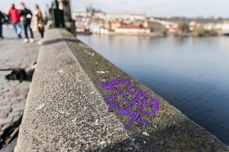 Posprejovaný Karlův most v Praze.