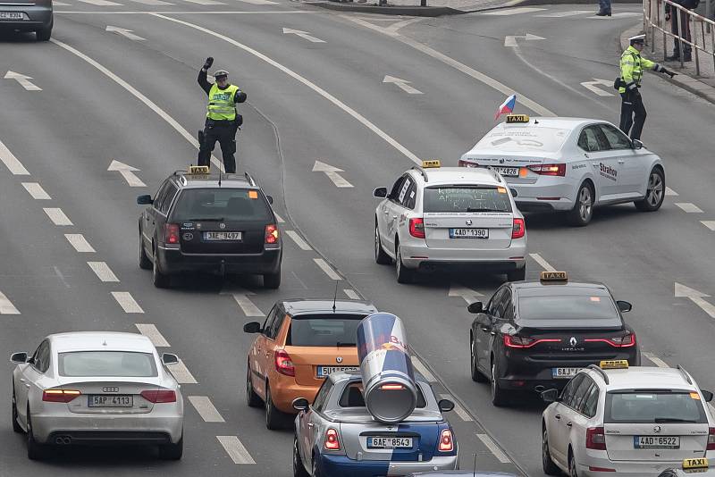 Protestní jízda taxikářů centrem Prahy 8. února.