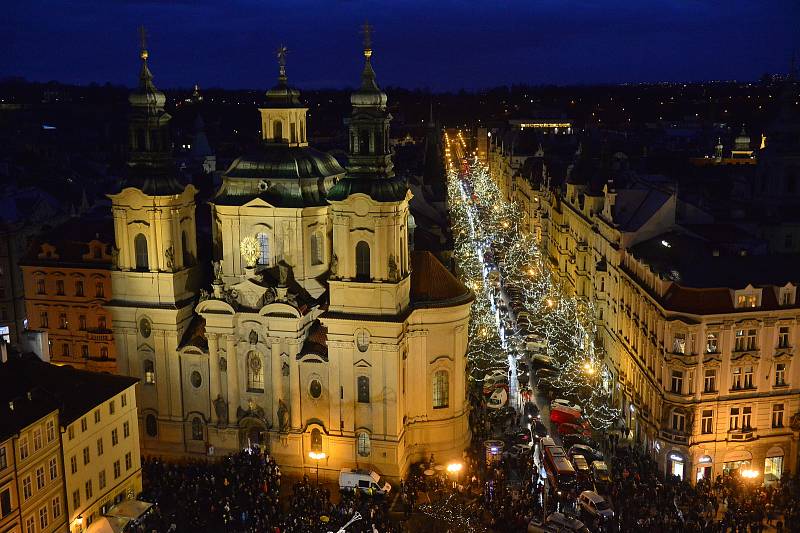 V sobotu 30. listopadu 2019 byl v Praze na Staroměstském náměstí rozsvícen vánoční strom.