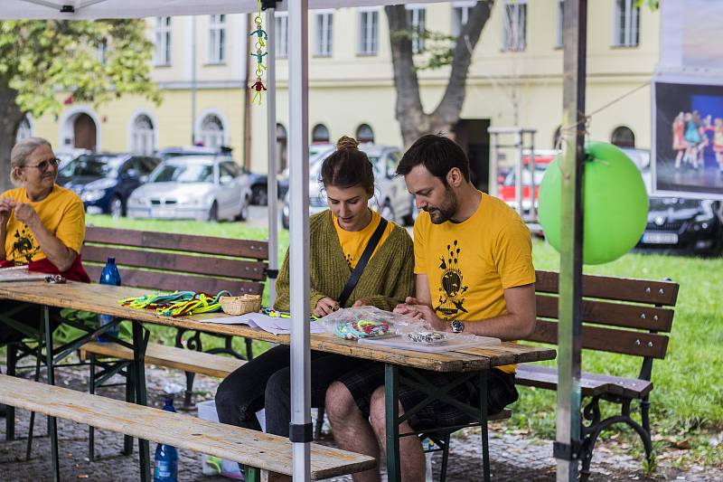 Pohodové rodinné odpoledne s názvem Zastávka volný čas na Karlínském náměstí v Praze.