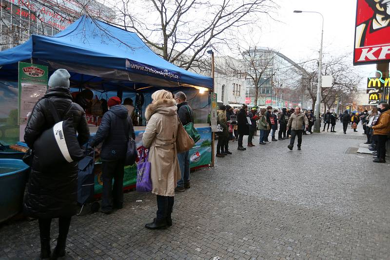 Protestní akce Tichá ulička za kapry, kterou pořádá spolek Zvířata nejíme. Obchodní centrum Nový Smíchov, Praha 5.