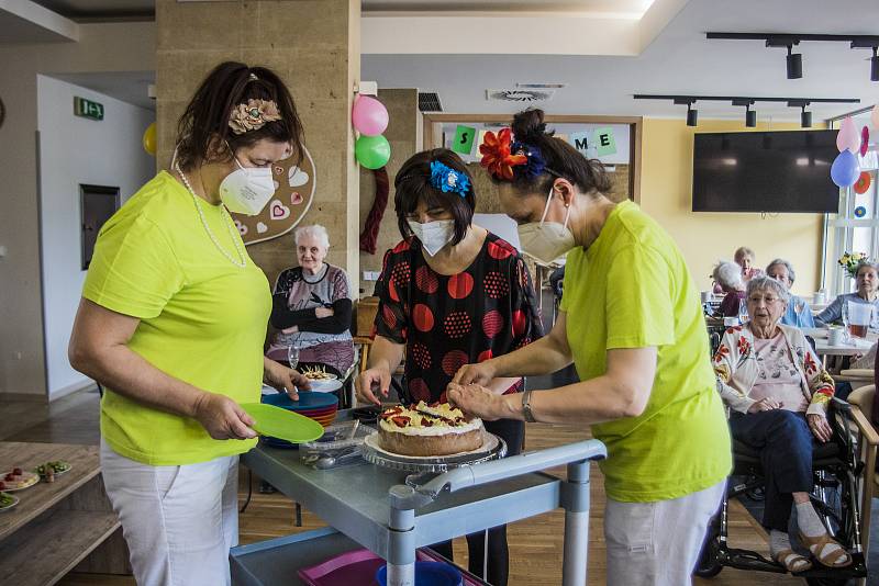 Z oslavy stých narozenin Vlastimily Noskové v Alzheimer Home v Průhonicích.