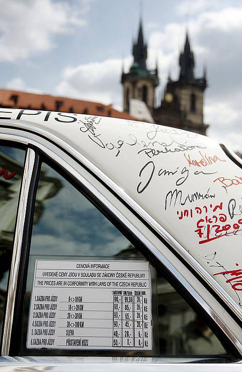Asi 20 taxikářů zablokovalo 16. července na pražském Staroměstském náměstí bývalé stanoviště firmy Sudop, které před dvěma dny zrušil pražský magistrát.