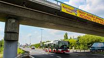 Další etapa rozšíření komunikace Strakonická, tentokrát v úseku od nadjezdu mimoúrovňové křižovatky ulice Mezichuchelská po autobusovou zastávku Malá Chuchle. Práce jsou plánovány do konce listopadu tohoto roku.