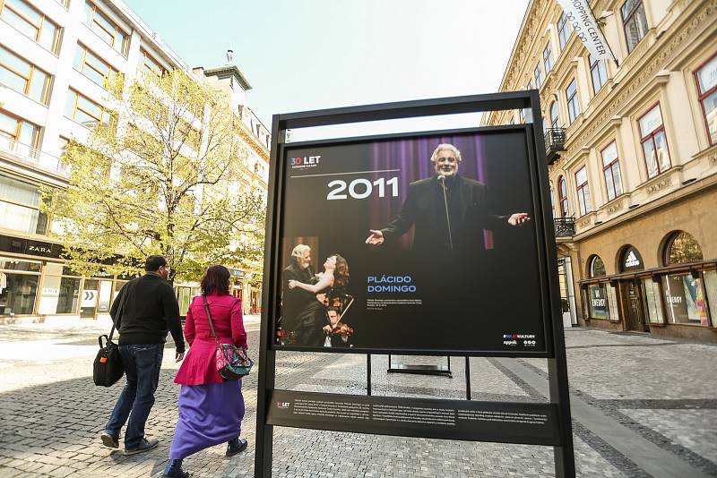 Výstava „30 let kultury" v pražské ulici Na Příkopě.