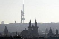 HUSÁKOVÝM PRSTEM MEZI OČI. Žižkovský vysílač začal měnit pražské panorama v roce 1985.