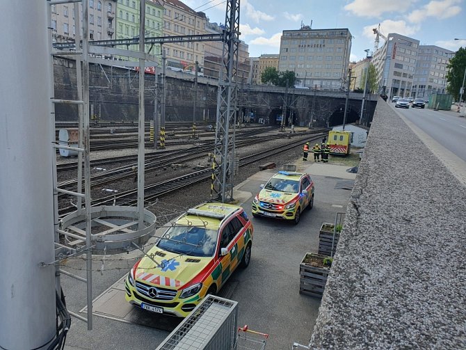 Zásah záchranářů u pražského hlavního nádraží. Z portálu tunelu u stanice spadl muž.