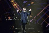 Zpěvák George Michael v pondělí ve Státní opeře Praha zahájil své evropské symfonické turné.