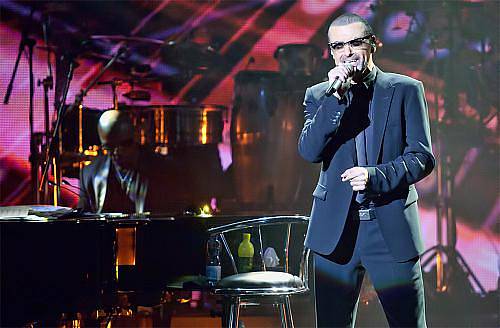 Zpěvák George Michael v pondělí ve Státní opeře Praha zahájil své evropské symfonické turné.