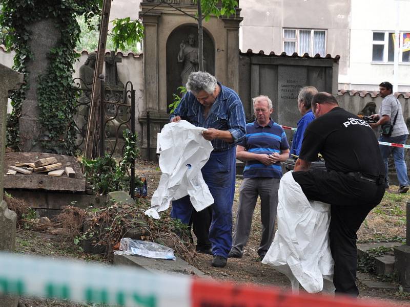 Šokující nález mrtvých těl na hřbitově řeší od úterního večera pražská policie. Nejde přitom o nějaký morbidní fór, ale o skutečný případ – byť jeho pozadí je zatím značně nejasné. Na Olšanských hřbitovech se ale skutečně našly nepietně uložené ostatky. N