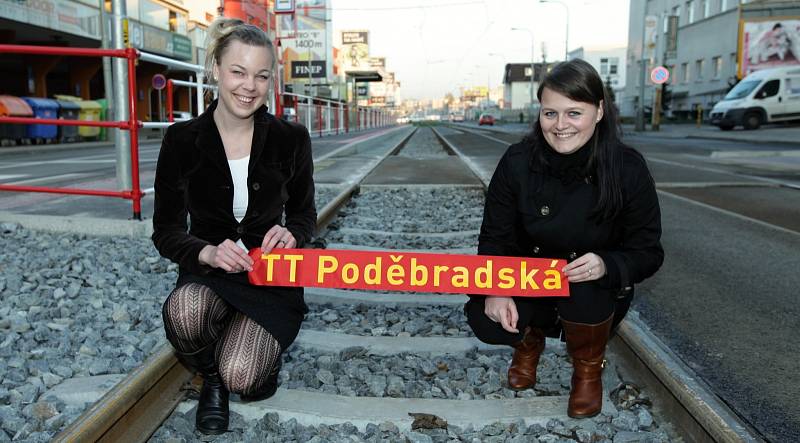 Tramvajový provoz v Poděbradské ulici byl po rekonstrukci tratě zkušebně zahájen.