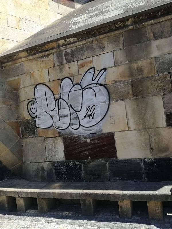 Graffiti na Karlově mostě, 4. 8. 2022.