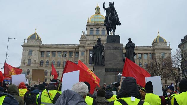 Pražská KSČM uspořádala v Praze protest proti zdražování. Komunisté inspirování demonstranty ve Francii přišli ve žlutých vestách.