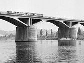 Branický most, který se lidově nazýval most Inteligence, by se po šedesáti letech mohl dočkat druhé koleje.