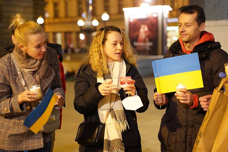 Na piazzettě Národního divadla se rozsvítil nápis "Děti", vytvořený ze svíček.