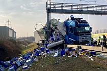 Na Pražském okruhu narazil 18. března 2022 kamion do mýtné brány.