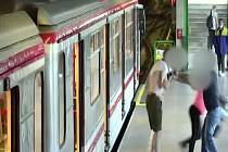 Pražská policie hledá svědky brutálního napadení v metru.