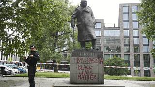 Co chtěly vyjádřit autorky nápisu pod sochou Churchilla? Vydaly prohlášení  - Pražský deník