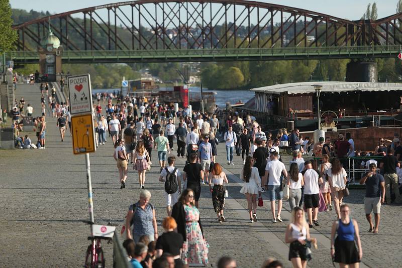 Rozvolnění protiepidemických opatření a letní počasí byly v pondělí kombinací, která vyhnala do ulic stovky Pražanů. S redakčním objektivem jsme navštívili náplavku u Palackého náměstí.