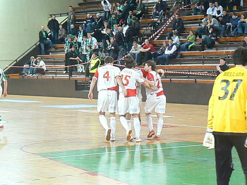 Z futsalového derby v první lize Slavia - Bohemians (3:1).