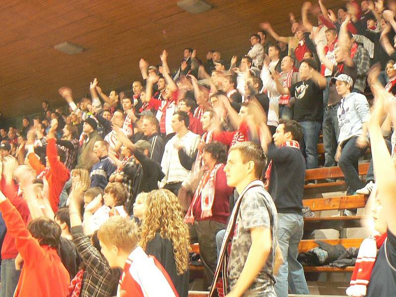 Z futsalového derby v první lize Slavia - Bohemians (3:1).