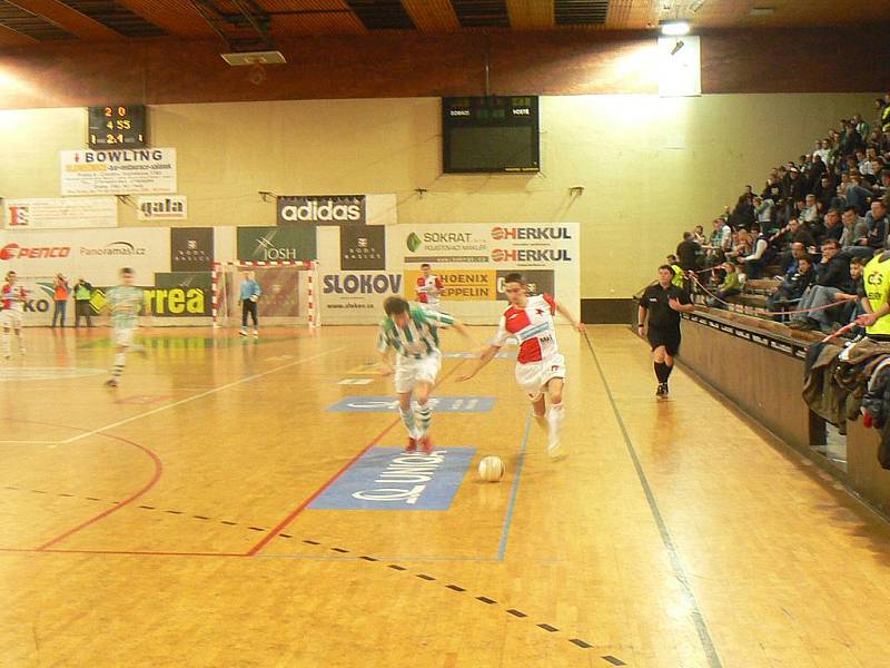 Z futsalového derby v první lize Slavia - Bohemians (3:1).