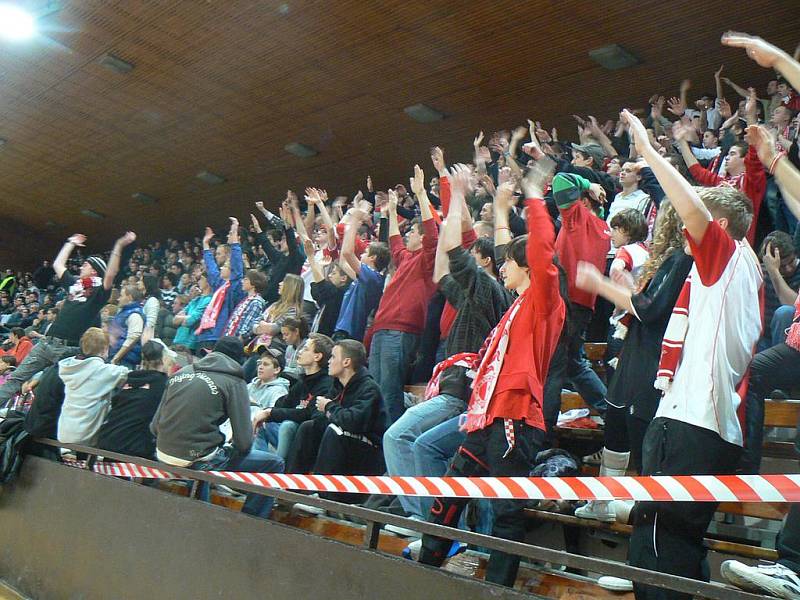 Z futsalového derby v první lize Slavia - Bohemians (3:1).