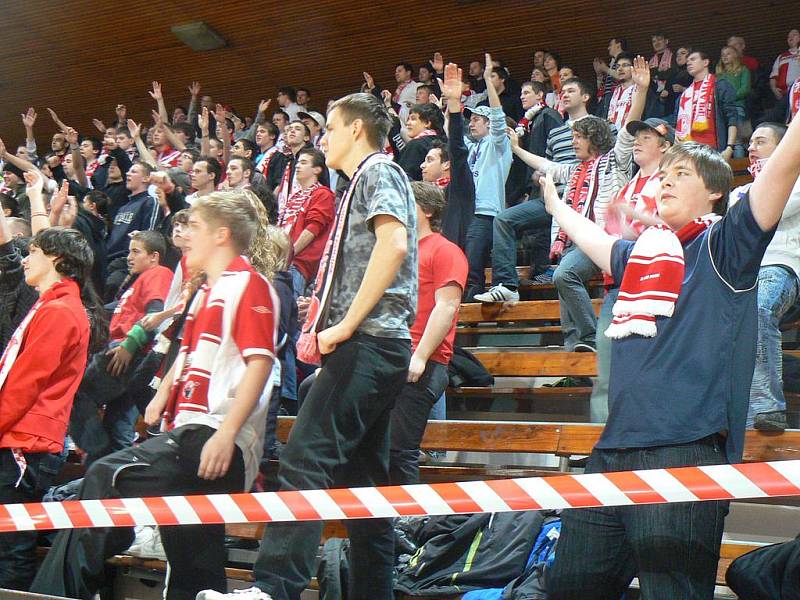 Z futsalového derby v první lize Slavia - Bohemians (3:1).