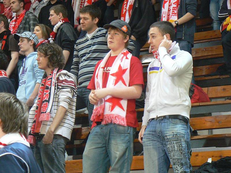 Z futsalového derby v první lize Slavia - Bohemians (3:1).