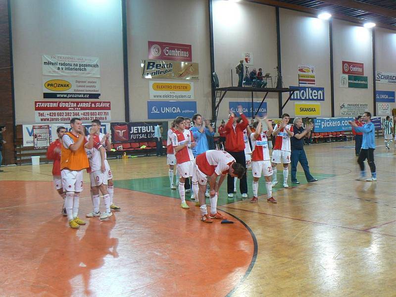 Z futsalového derby v první lize Slavia - Bohemians (3:1).