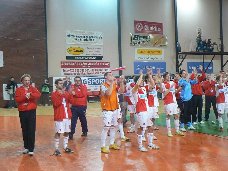 Z futsalového derby v první lize Slavia - Bohemians (3:1).