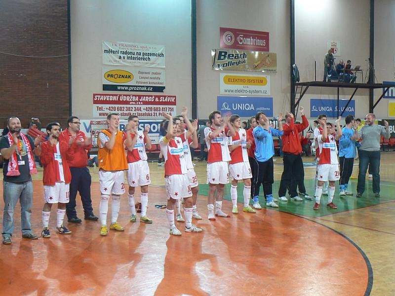 Z futsalového derby v první lize Slavia - Bohemians (3:1).