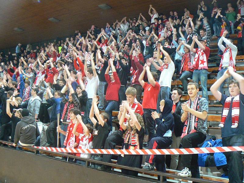 Z futsalového derby v první lize Slavia - Bohemians (3:1).