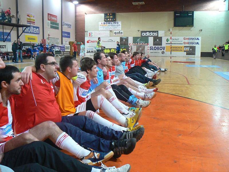 Z futsalového derby v první lize Slavia - Bohemians (3:1).