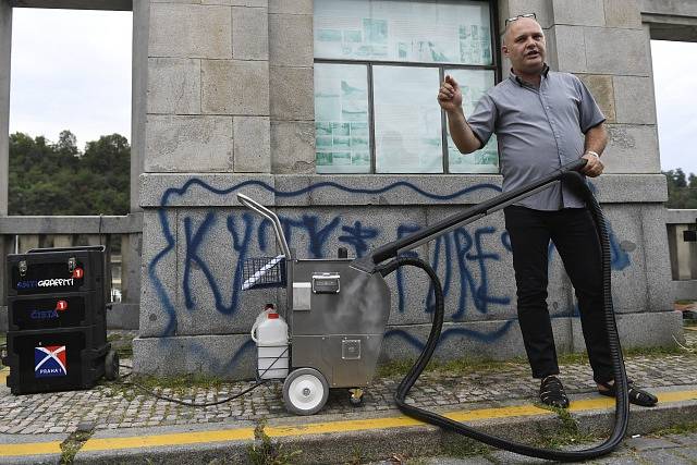Pražský primátor Zděnek Hřib (Piráti) si prohlédl moderní metody odstraňování graffiti.