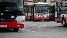 Autobusy městské hromadné dopravy Dopravního podniku značky SOR stojící na autobusovém nádraží Na Knížecích v Praze.