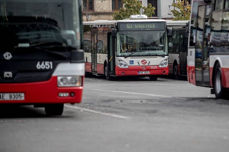 Autobusy městské hromadné dopravy Dopravního podniku značky SOR stojící na autobusovém nádraží Na Knížecích v Praze.