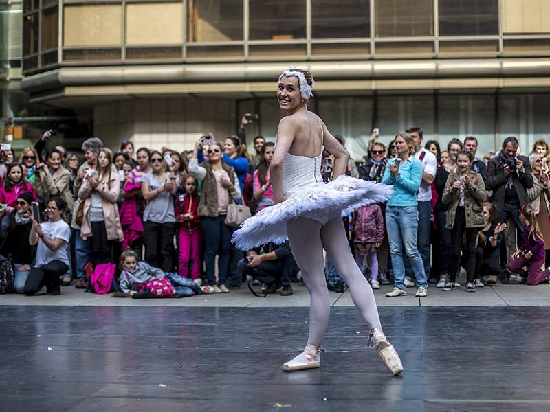 Desítky lidí se zúčastnily baletní hodiny v rámci Mezinárodního dne tance 29. dubna v piazettě Národního divadla v Praze.