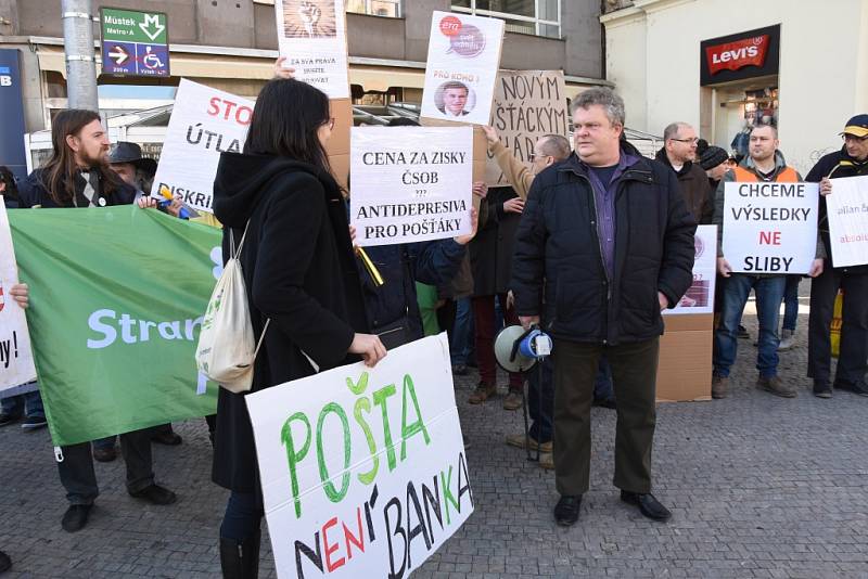 Stop šikaně!Pošta není banka! Takové slogany skandovali v pondělí 22. února 2016 po poledni účastníci demonstrace nespokojených pošťáků pochodující centrem Prahy. Stěžovali si na přetěžování a plnění úkolů, které s vlastní poštovní činností nesouvisejí.