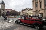 Historická vozidla pro turisty v centru Prahy 16. ledna 2019.