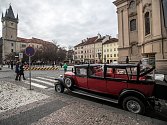 Historická vozidla pro turisty v centru Prahy 16. ledna 2019.