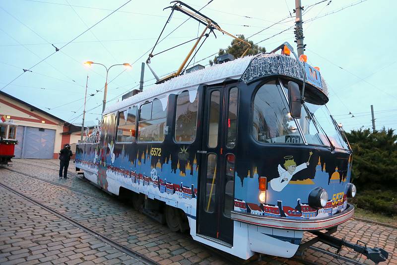 Vánočně nazdobená tramvaj v Praze.