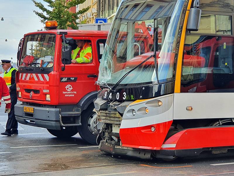 Nehoda tramvaje a nákladního vozidla ve Francouzské ulici v Praze