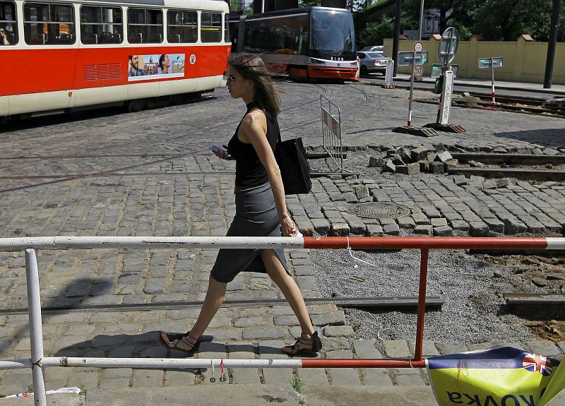 Současná Palmovka - špína, nepořádek, rozkopané ulice při rekonstrukci kolejí.