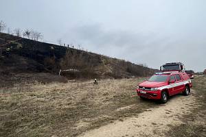 Požár travního porostu v Horních Měcholupech.