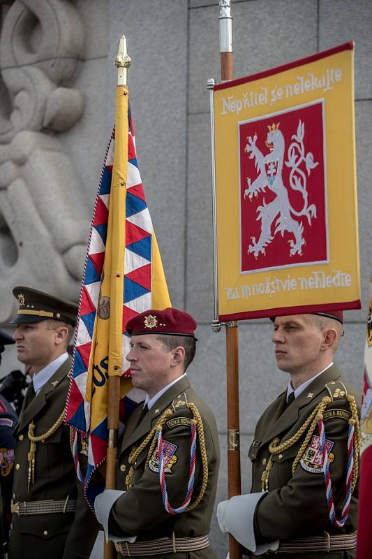 Pietní akt při příležitosti 72. výročí ukončení 2. světové války 8. května před Národním památníkem na Vítkově v Praze.