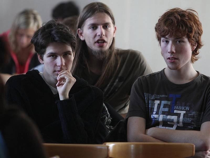 Přednáška Jiřího Týce o bezpečnosti jaderné energetiky na gymnáziu v Říčanech u Prahy.